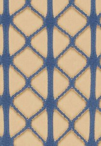 Blauwe gaasstof met een ruitpatroon op een beige achtergrond, met een open weefstructuur en contrasterende kleuren.