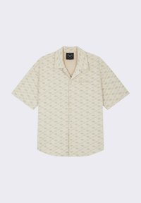 Camisa de manga corta abotonada en un color beige claro con un sutil patrón de diamantes, con cuello y botones en el frente. Textura de tela suave.