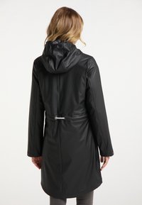 Manteau imperméable noir avec capuche, taille cintrée et manches longues. Texture lisse, design minimaliste et coupe mi-longue.