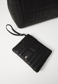 Tommy Hilfiger FEMININE TOTE - Håndtasker - black
