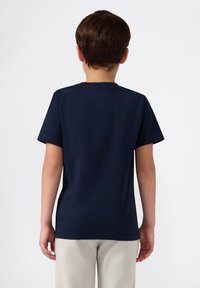 T-shirt blu navy in cotone, con maniche corte e design classico a girocollo. Tessuto liscio, senza motivi o grafiche visibili.