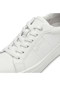 Weißer Sneaker mit einem glatten, lederähnlichen Obermaterial, runden Schnürsenkeln, geprägtem Logo und einer strukturierten Gummisohle für besseren Halt.