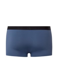 Miestenske boxerky z mäkkého, elastického modrého materiálu. Majú čierny pás s embosovaným logom. Hladká textúra, tesne priliehajúci strih.