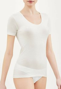 Top bianco a maniche corte con scollatura a V, realizzato in tessuto leggero, caratterizzato da una texture liscia e una forma leggermente aderente.