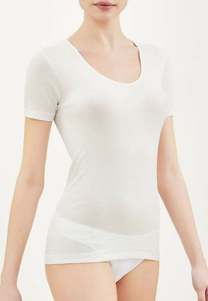 Top bianco a maniche corte con scollatura a V, realizzato in tessuto leggero, caratterizzato da una texture liscia e una forma leggermente aderente.