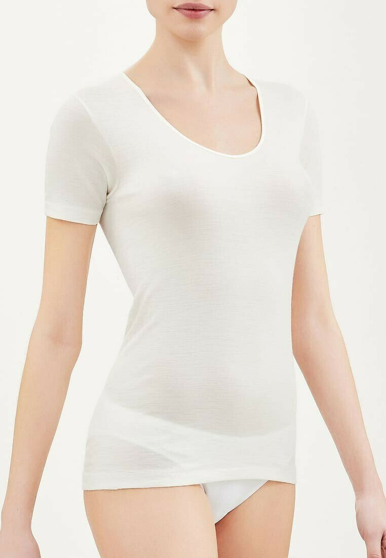 Top bianco a maniche corte con scollatura a V, realizzato in tessuto leggero, caratterizzato da una texture liscia e una forma leggermente aderente.