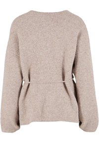 Gelis lino spalvos megztinis su laisvu kirpimu, plačiomis rankovėmis ir surišama juosmens juosta. Minkšta tekstūra ir paprastas dizainas, be matomų raštų.