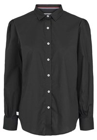 Černá košile na knoflíky s dlouhými rukávy, s plisovanými ramenními švy a bílými knoflíky. Obsahuje standardní límec a konzistentní texturu látky.