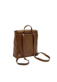 Brązowy skórzany plecak o strukturalnym designie, z dwoma płaskimi ramiączkami, uchwytem u góry i gładką fakturą. Styl minimalistyczny.