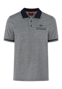 Szara koszulka polo z ciemnoniebieskim kołnierzykiem, krótkimi rękawami i kieszenią na piersi z poziomymi paskami. Teksturowany materiał z haftowanymi detalami.