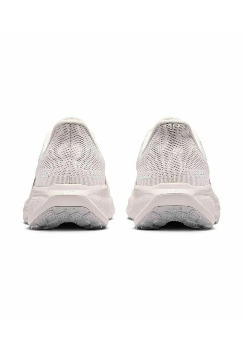 Helle rosa Sportschuhe mit einem atmungsaktiven Netzobermaterial, nahtlosem Design, gepolstertem Kragen und strukturiertem Gummisohlensohle.