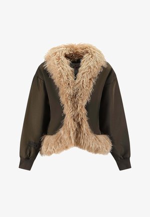Brązowa krótka kurtka z puszystym beżowym kołnierzem i wykończeniem z futra syntetycznego. Posiada długie rękawy i elastyczne mankiety, łącząc gładki materiał z teksturą.
