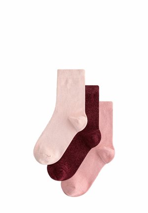 Set di tre calzini di cotone in rosa chiaro, rosa scuro e bordeaux. Texture liscia, lunghezza standard alla caviglia, sottili variazioni di tonalità.