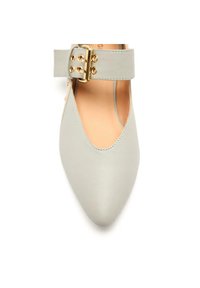 Zapato de cuero gris con punta afilada y una amplia correa en el tobillo que presenta una hebilla de color dorado y tachuelas decorativas, con una textura suave en toda su superficie.