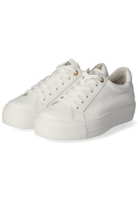 Sneaker in pelle bianca con finitura testurizzata, punta tonda, occhielli dorati e lacci piatti. Suola in gomma spessa e testurizzata con un leggero plateau.