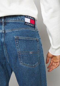 Tommy Jeans ETHAN - Calças de ganga de corte relaxado - denim medium