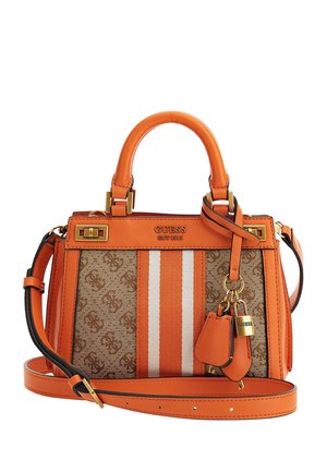 Oranžová a hnědá kabelka Guess s horním uchem, nastavitelným ramenním popruhem, bílými svislými pruhy a zlatým přívěskem s logem na zámek.