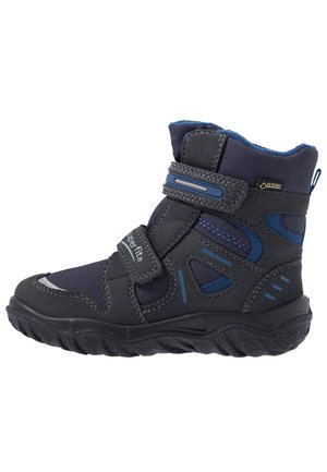 Dunkelgraue Kinderstiefel mit blauen Akzenten, hergestellt aus wasserdichten Materialien, mit Klettverschlüssen, gepolstertem Schaft und strukturierten Gummisohlen.