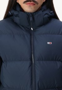 Tommy Jeans ESSENTIAL - Abrigo de plumas - dark night navy