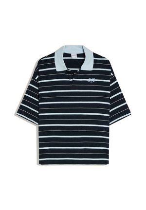Polo blu navy con righe orizzontali bianche, colletto azzurro chiaro, maniche corte e piccolo logo bianco sul petto sinistro.