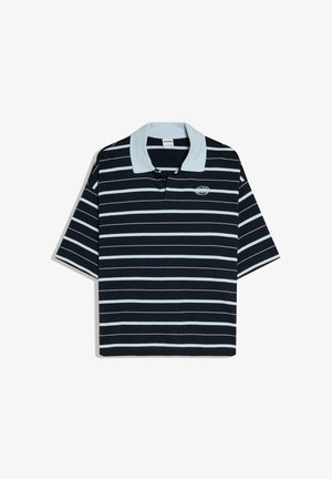 Polo blu navy con righe orizzontali bianche, colletto azzurro chiaro, maniche corte e piccolo logo bianco sul petto sinistro.