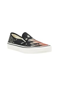 Sneaker nera slip-on con tomaia in tela a motivo astratto, suola in gomma bianca e dettagli neri lungo il bordo.