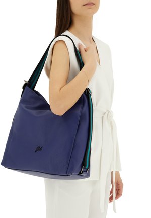 Borsa tote in pelle di un vibrante blu con una superficie testurizzata. Presenta una tracolla multicolore a righe e un accento logo nero.