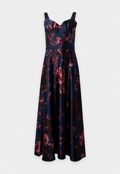 Robe longue en satin bleu marine avec motif floral rose, haut bustier ajusté, larges bretelles et ceinture à la taille.