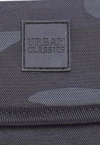 Urban Classics Axelremsväska - black