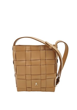 Sac bandoulière en cuir couleur fauve avec motif carré tissé et sangle réglable, avec petit logo doré sur le devant.