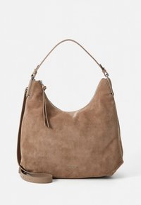 Beige mokkanahkainen hobo-laukku, jossa lyhyt olkahihna, irrotettava pitkä hihna ja hopeanvärinen vetoketjun vetonuppi, asetettuna valkoista taustaa vasten.