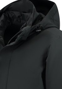 Chaqueta negra impermeable con capucha, con un exterior suave, cordón ajustable y cierre frontal con cremallera. El forro interior es texturizado.