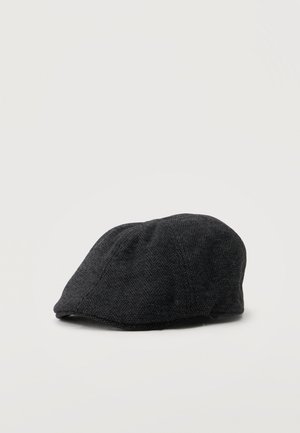 Casquette plate gris foncé avec un motif chevron subtil, présentée sur un fond uni clair.