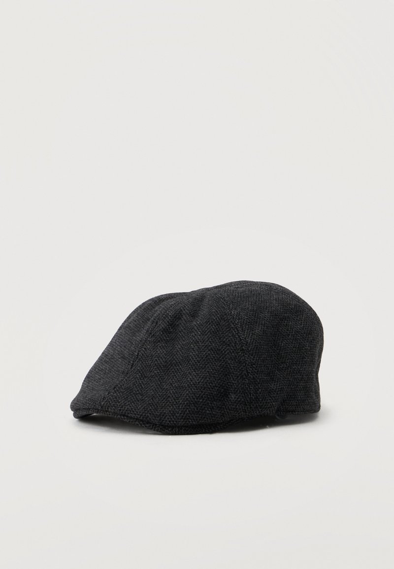 Σκούρο γκρι καπέλο τύπου flat cap με λεπτό σχέδιο ψαροκόκαλο, παρουσιασμένο σε απλό φωτεινό φόντο.