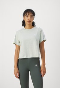 adidas Sportswear ESSENTIALS 3 STRIPES SINGLE CROPPED - Marškinėliai su spaudiniu - green