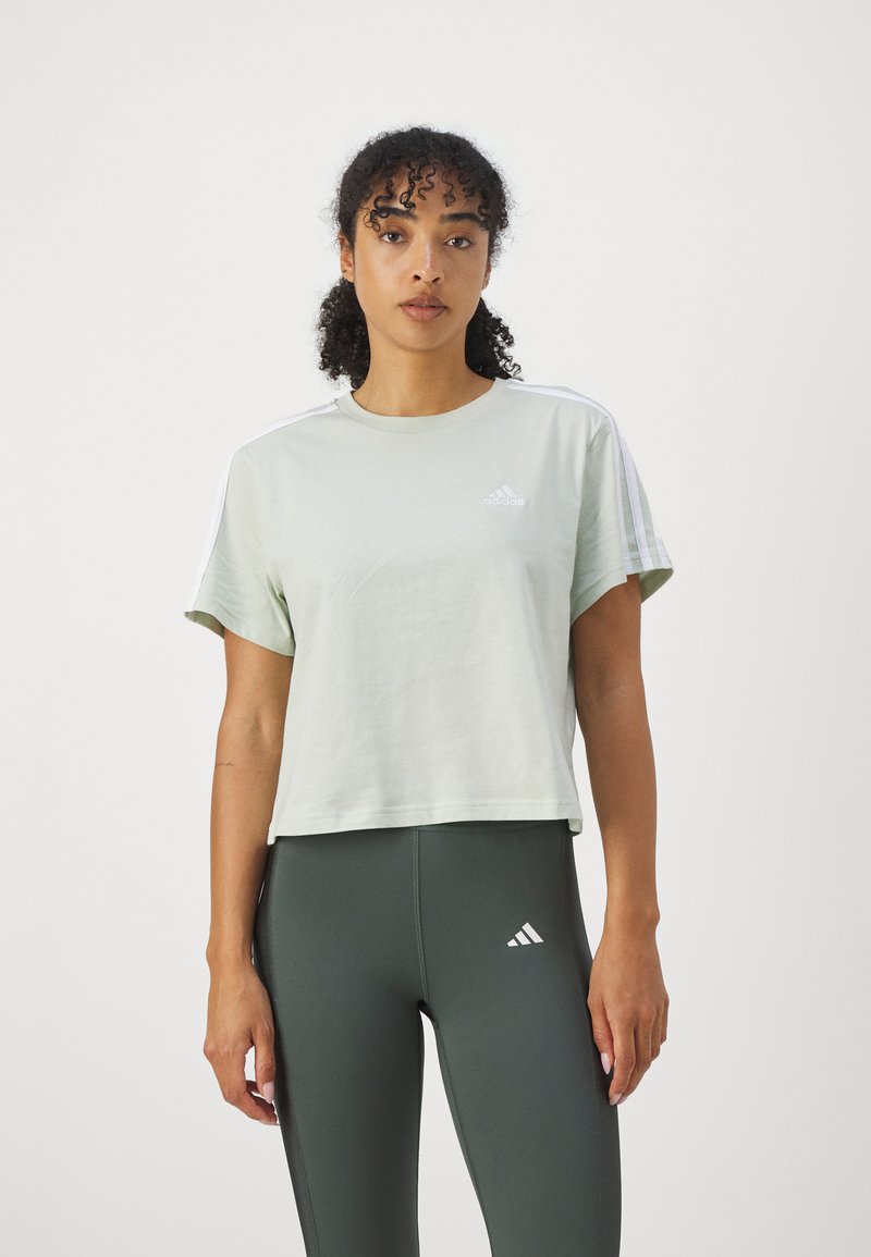 adidas Sportswear ESSENTIALS 3 STRIPES SINGLE CROPPED - Marškinėliai su spaudiniu - green