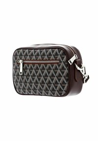 Borsa in pelle marrone con un frontale in tela a motivo geometrico, dotata di chiusura con zip e tasca frontale con cursore in metallo argentato.