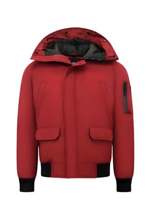 Rood gewatteerd winterjack met capuchon, twee voorvakken met klep, een ritssluiting op de mouw en zwarte geribbelde manchetten en zoom.