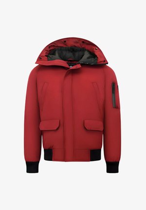 Rood gewatteerd winterjack met capuchon, twee voorvakken met klep, een ritssluiting op de mouw en zwarte geribbelde manchetten en zoom.