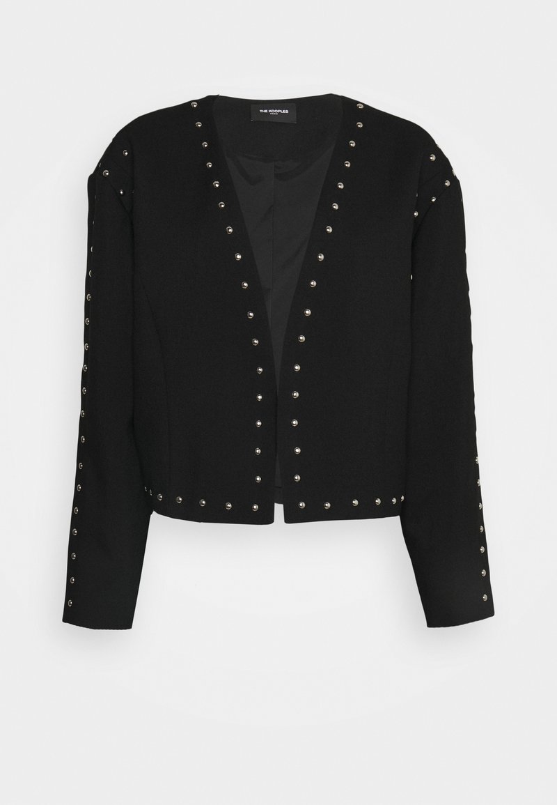 Veste noire courte avec des clous argentés le long des bords, des manches et de l'ourlet, dotée d'un col sans col et d'un design à ouverture frontale.