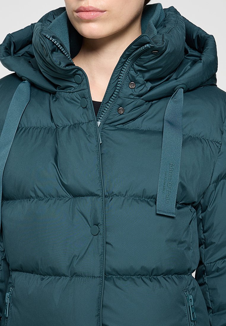 Türaus Pufferjacke mit Kapuze, gepolstert und mit einem Steppmuster, Druckknopf- und Reißverschluss, sowie Bändchenakzenten. Entwickelt für Wärme und Komfort.