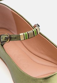 MAX&Co. LIV - Baletkurpes ar siksniņu ap potīti - green