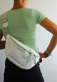 DrachenLeder Gürteltasche - weiß