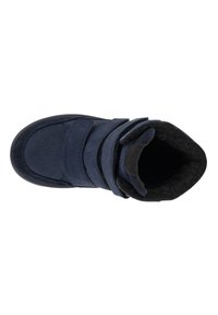 Stivale alla caviglia blu scuro con cinturini in velcro regolabili, esterno in morbido tessuto testurizzato e interno nero morbido. Punta arrotondata e suola robusta.