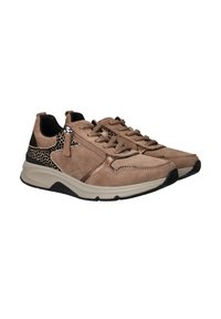 Beige suède sneakers met zwarte accenten, textuurzijde en veterontwerp. Voorzien van een rits voor gemakkelijke toegang en een gevoerde zool.