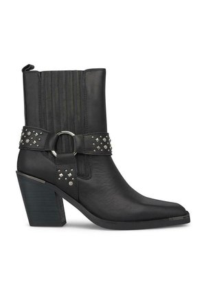Bottines en cuir noir à bout pointu, design côtelé, clous en argent sur la sangle et un talon épais. Présente un accent en métal en forme d'anneau.