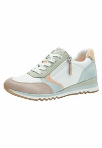 Sneaker bianca con accenti menta, pesca e grigio chiaro. Presenta una punta texturizzata, una cerniera laterale e una suola in gomma ondulata.