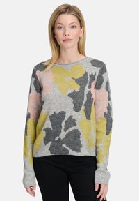 Sweter dziergany w jasnoszarym kolorze z kwiecistym wzorem w odcieniach ż�ółtego, różowego i czarnego. Posiada szeroką linię dekoltu i długie rękawy.