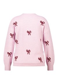 Roze gebreide trui met geborduurde bordeauxrode strikken verspreid over de achterkant. Zachte textuur met geribde zoom en manchetten. Losse pasvorm.