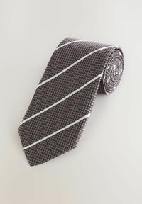 Cravate marron en tissu tressé avec des rayures diagonales blanches, enroulée pour l'affichage, avec une surface texturée et une extrémité pointue.